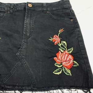 Like New Streetwear Society Women’s Raw Hemline Mini Denim Skirt Size Small